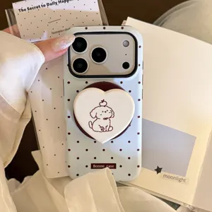 Vue détaillée de la coque iPhone à pois bleu clair avec support de téléphone cœur chien