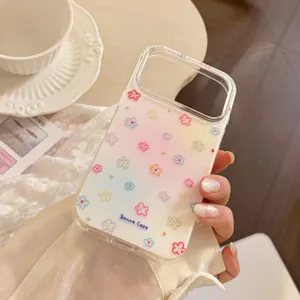 Detailansicht einer transparenten iPhone-Hülle mit bunten Blumenmustern und Glitzereffekt.