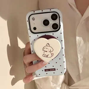 Détail d'un support de téléphone en forme de cœur avec un caniche sur coque à pois