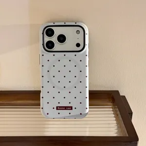 Vue détaillée de la coque iPhone bleu clair à pois avec MagSafe et logo Bonne case