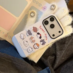 Detailansicht der weißen Cartoon Welpen iPhone Hülle auf einem flauschigen Handschuh