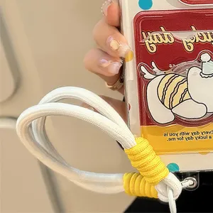 Gros plan de dragonne de téléphone tressée blanc et jaune sur coque.