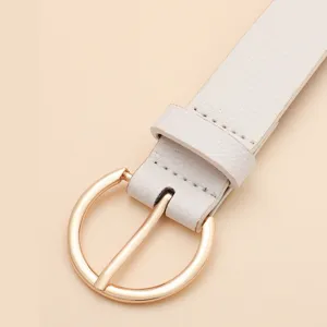 Primo piano dettagliato di cintura in pelle bianca con fibbia rotonda in oro lucido chic.