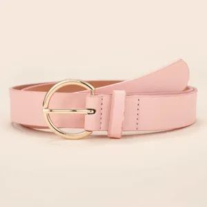 Primo piano della cintura in pelle rosa minimalista con fibbia rotonda dorata, trama elegante.