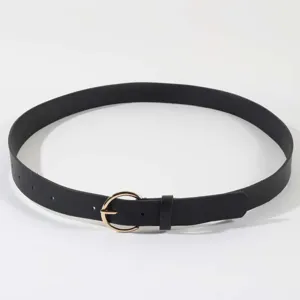 Vista dettagliata della cintura nera classica da donna con elegante fibbia ad ardiglione tonda dorata.