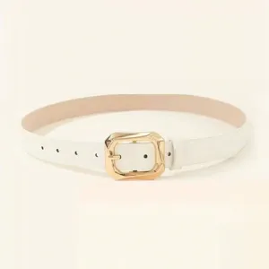 Nahaufnahme eines weißen, minimalistischen Damen-Gürtels mit goldener geometrischer Schnalle