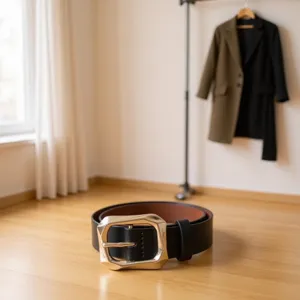 Minimalistischer schwarzer Ledergürtel für Damen mit markanter geometrischer Schnalle