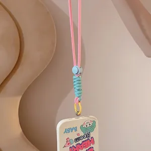 Détail d'un cordon de téléphone tressé rose et bleu avec un fermoir en anneau métallique jaune