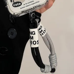 Gros plan détaillé d'un cordon de poignet tressé bicolore pour coque de téléphone