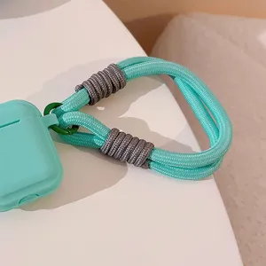 Vue détaillée d'un cordon de poignet tressé vert menthe pour coque de téléphone portable