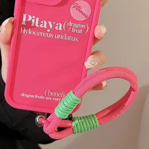 Vue détaillée de la dragonne de téléphone tressée rose et verte avec sa coque assortie