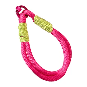Dragonne de téléphone tressée rose et vert citron éclatant avec anneau en métal