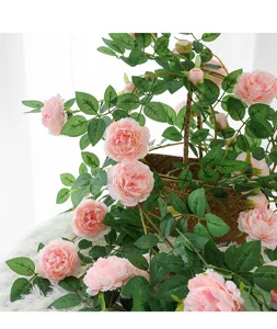 Detailansicht einer künstlichen rosa Pfingstrosenranke, in einem geflochtenen Korb arrangiert