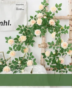 Realistische künstliche Pfingstrosen-Blumenrebe drapiert über eine rustikale Birkenleiter