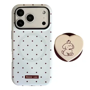 Coque iPhone bleu clair à pois avec support de poignée MagSafe en forme de cœur de chiot.