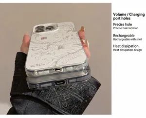 Detailweergave van de precieze uitsparingen op een iPhone-hoesje met Chinese draak
