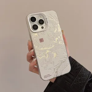 Detailopname van een lasergegraveerde iPhone-hoes met Chinese draak en tekst Jaar van de Draak