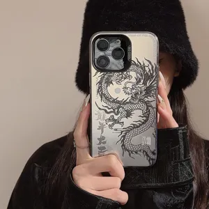 Close-up van een zilveren iPhone-hoesje met spiegeleffect en een gedetailleerd drakenontwerp.