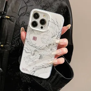Detailopname van het traditionele Chinese draak-laserpatroon op dit iPhone-hoesje
