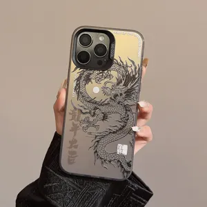 Gedetailleerde weergave van de premium laser drakenpatroon hoes voor iPhone 15 Pro Max