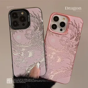 Gedetailleerd overzicht van de roze iPhone-hoes met Chinees drakenreliëfontwerp