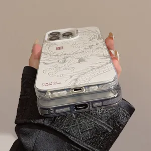Detail van lasergeëtst drakenontwerp op doorschijnend iPhone-hoesje met zilveren finish