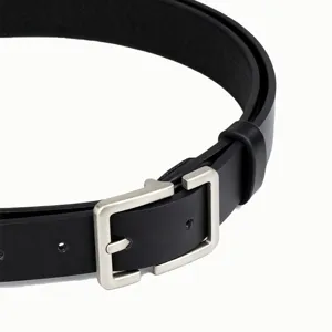 Gros plan sur la ceinture en cuir noir avec boucle ardillon carrée argentée élégante