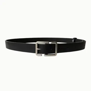 Gros plan détaillé de la ceinture en cuir noir dotée d'une boucle ardillon carrée.