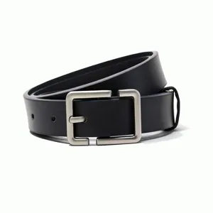 Vue détaillée d'une ceinture en cuir noir minimaliste avec boucle carrée argentée.