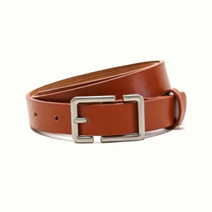 Ceinture en cuir marron classique avec une élégante boucle ardillon rectangulaire argentée.