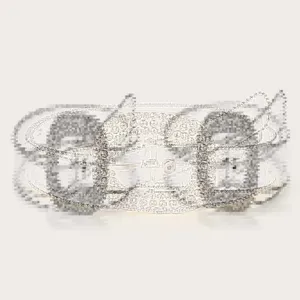 Cinturón fino y transparente de PVC para mujer con una hebilla ovalada de pedrería brillante.