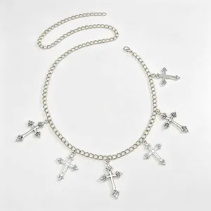 Detailaufnahme der silbernen Retro-Kreuz-Metall-Taillenkette, Gothic-Punk-Stil Accessoire.