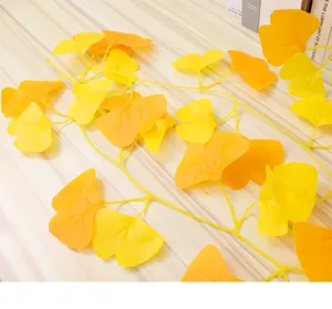 Vista dettagliata della vite di ginkgo artificiale con foglie gialle e arancioni