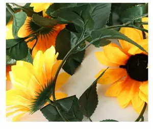 Détail des tiges en plastique écologique et des pétales de tournesol jaune vif.