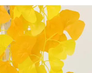Vista macro dettagliata di foglie di ginkgo gialle artificiali per decorazione casa