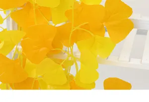 Dettaglio delle vivaci foglie di ginkgo artificiali gialle e arancioni per decorazione