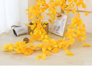 Dettaglio di rami di foglie di ginkgo artificiali gialle per decorazione d'interni