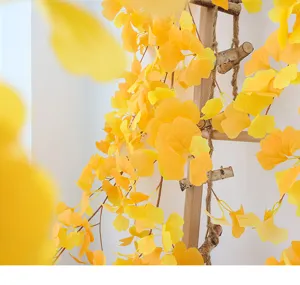 Primo piano di una ghirlanda decorativa di foglie di ginkgo gialle artificiali