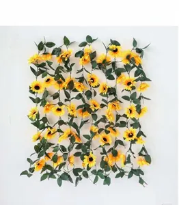 Vue détaillée d'une guirlande de tournesols artificiels à 10 têtes et feuilles vert foncé
