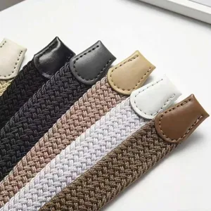 Gedetailleerd overzicht van gekleurde elastische gevlochten riemen met luxe leren tips.