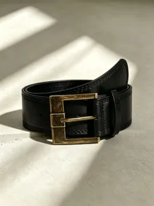 Primo piano dettagliato di cintura da uomo in vera pelle con fibbia quadrata in ottone.