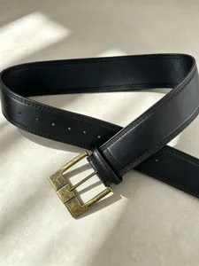 Cintura in vera pelle nera con fibbia quadrata in ottone antico vista dettagliata.