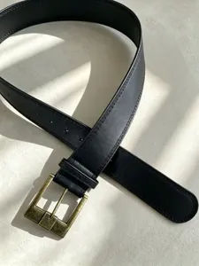 Cintura da uomo in pelle nera con fibbia ad ardiglione quadrata antica e cuciture rifinite.
