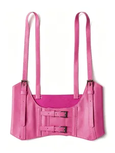 Vue détaillée d'une ceinture corset punk en similicuir rose avec bretelles pour femme