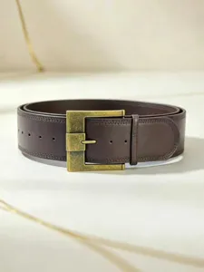 Cintura in pelle marrone da uomo vintage con fibbia quadrata per pantaloni casual.