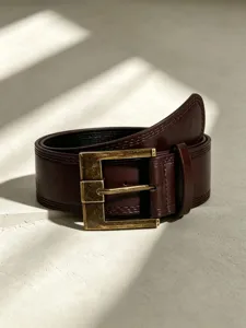 Primo piano dettagliato della cintura in pelle marrone vintage uomo con fibbia.