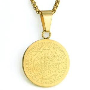Detail van de ronde hanger met zegel van de zeven aartsengelen in goud roestvrij staal