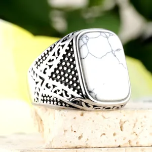 Macro-opname van een vintage roestvrijstalen ring met witte turquoise steen