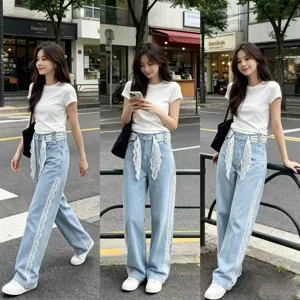 Stilvolle hellblaue Damen Denim Weitbein-Jeans mit eleganten weißen Spitzen-Seitenstreifen und Bändern.