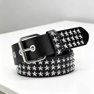 Detailopname van zwarte PU punk riem met zilveren sterrenstuds en stevige metalen gesp
